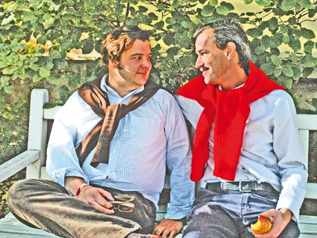 Carsten "Erobique" Meyer und Jacques Palminger ... sitzen auf einer Bank