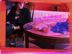 Luftschlangen-Melancholie: Huey Walker neben Resten von Pappschmuck und einem abgeräumten Buffet, Silvester 2009