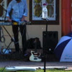 Huey Walker live beim Aquanostra Wasserfestival. Premiere der Installation für drei Gitarren und Wassertropfen. (Photo: Lisa Kaufmann, Porzellanstudio Glashagen / Kunstverein Roter Pavillon)