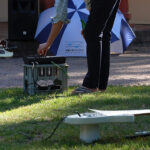 Huey Walker live beim Aquanostra Wasserfestival. Premiere der Installation für drei Gitarren und Wassertropfen. (Photo: Lisa Kaufmann, Porzellanstudio Glashagen / Kunstverein Roter Pavillon)