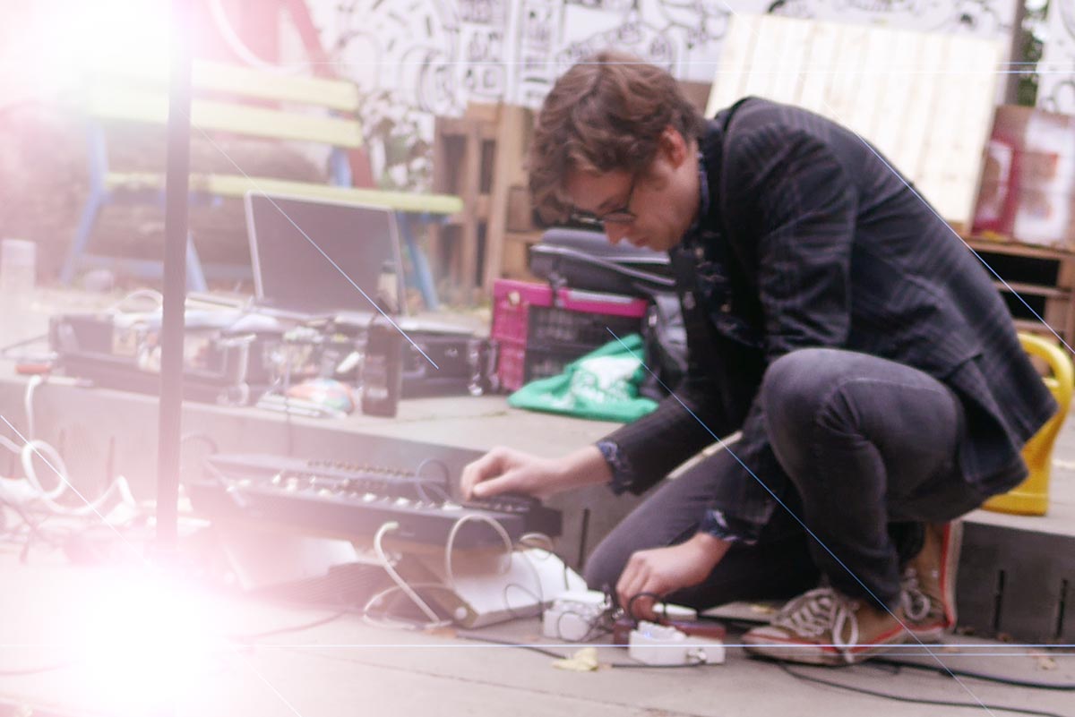 Huey Walker plays his Installation "Droops" for guitars and Waterdrops (Photo: Christian Klette)