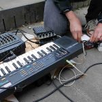 Huey Walker plays his Installation "Droops" for guitars and Waterdrops (Photo: Christian Klette)