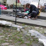 Huey Walker plays his Installation "Droops" for guitars and Waterdrops (Photo: Christian Klette)