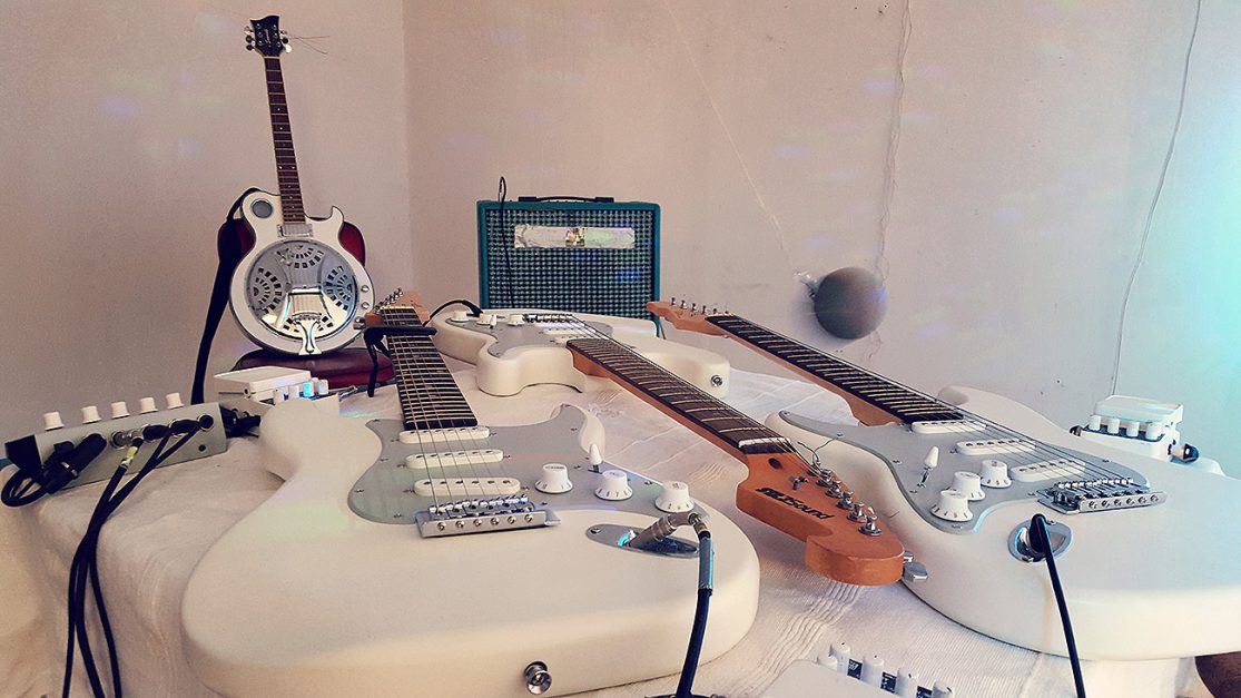 Installation View: Oscillations – Installation for multiple Guitars, a pendulum and an optional Musician