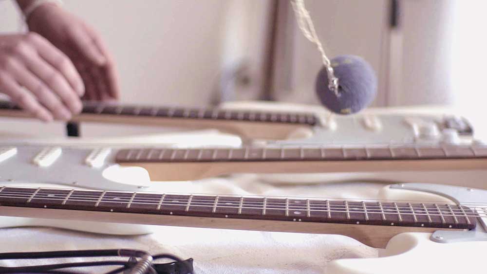 "Oscillations – Installation for three Guitars, a Pendulum and an optional Musician" at Alte Bäckerei, 2016 (Picture: Paul Sauerland)