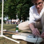 Huey Walker präpariert die Gitarren für "Droops", seine Installation für Gitarren und Wassertropfen.