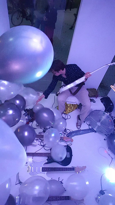 Huey Walker playing Ballooons – Installation for multiple Guitars and Balloons