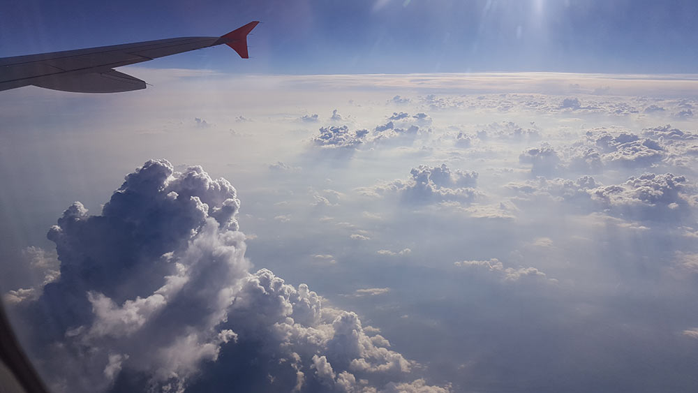 Wo die Wolken siruplangsam, weiss und hochgestapelt stehen wie steif geschlagene Sahne.