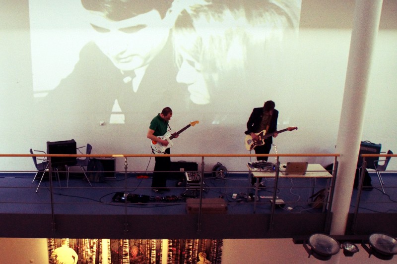 Foto: The Splendid Ghetto Pipers in der Galerie des IPP, Max-Planck-Institut Greifswald. Fotografiert von Enrico Pense