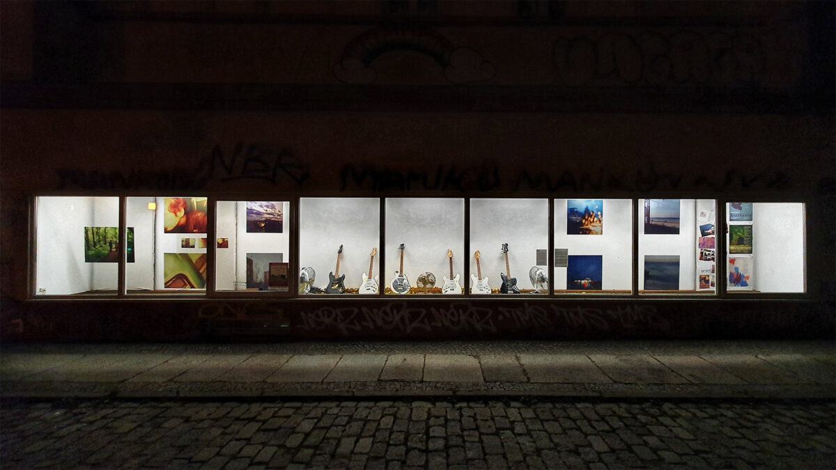 Nachtansicht der Ausstellung "Wohltemperierter Lärm" von Martin Hiller