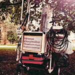 Das mobile Soundsystem, über das Huey Walker "Droops" spielte, transportiert alle Bestandteile der Installation – von Audiotechnik bis zu den vier GItarren und den Wassergefäßen